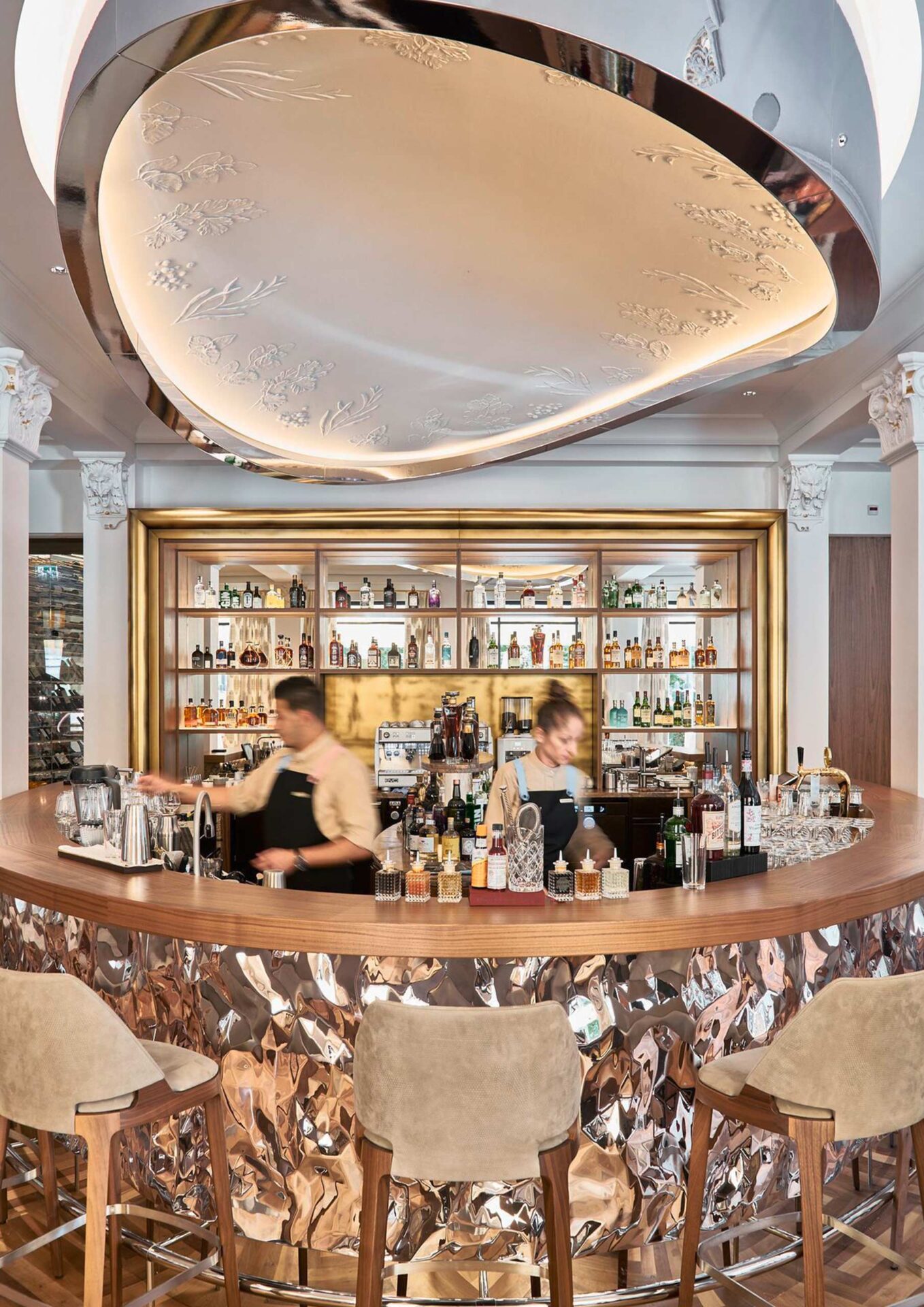 Barbereich im Restaurant „Verve by Sven“ mit organisch geformtem Tresen, strukturierter Metalloberfläche und eleganter Deckenverkleidung – gefertigt von F/LIST.