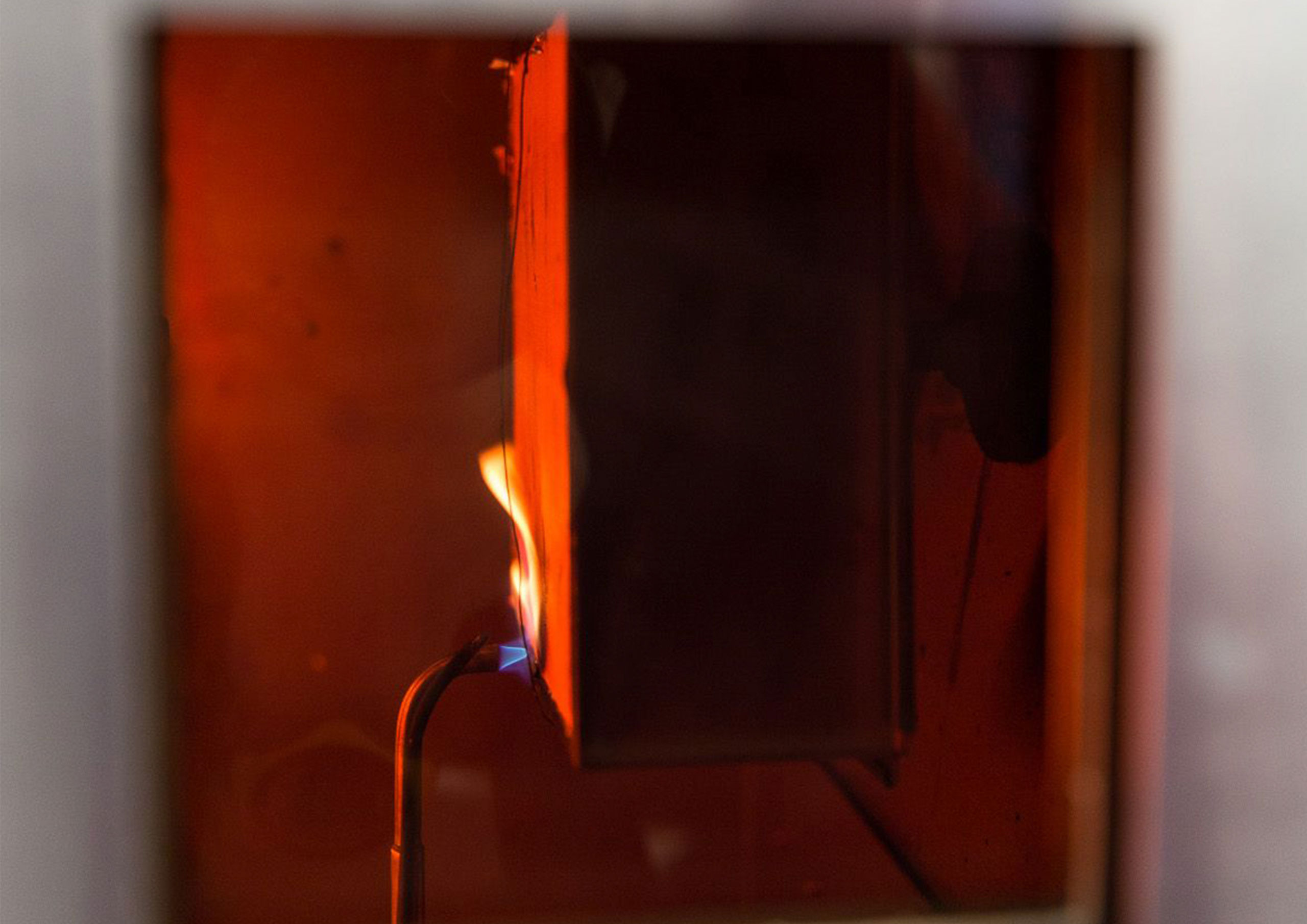Ein Echtholzfurnier von F/LIST wird in einer Prüfkammer einem Flammentest zur Bestimmung der Heat-Release-Eigenschaften unterzogen.