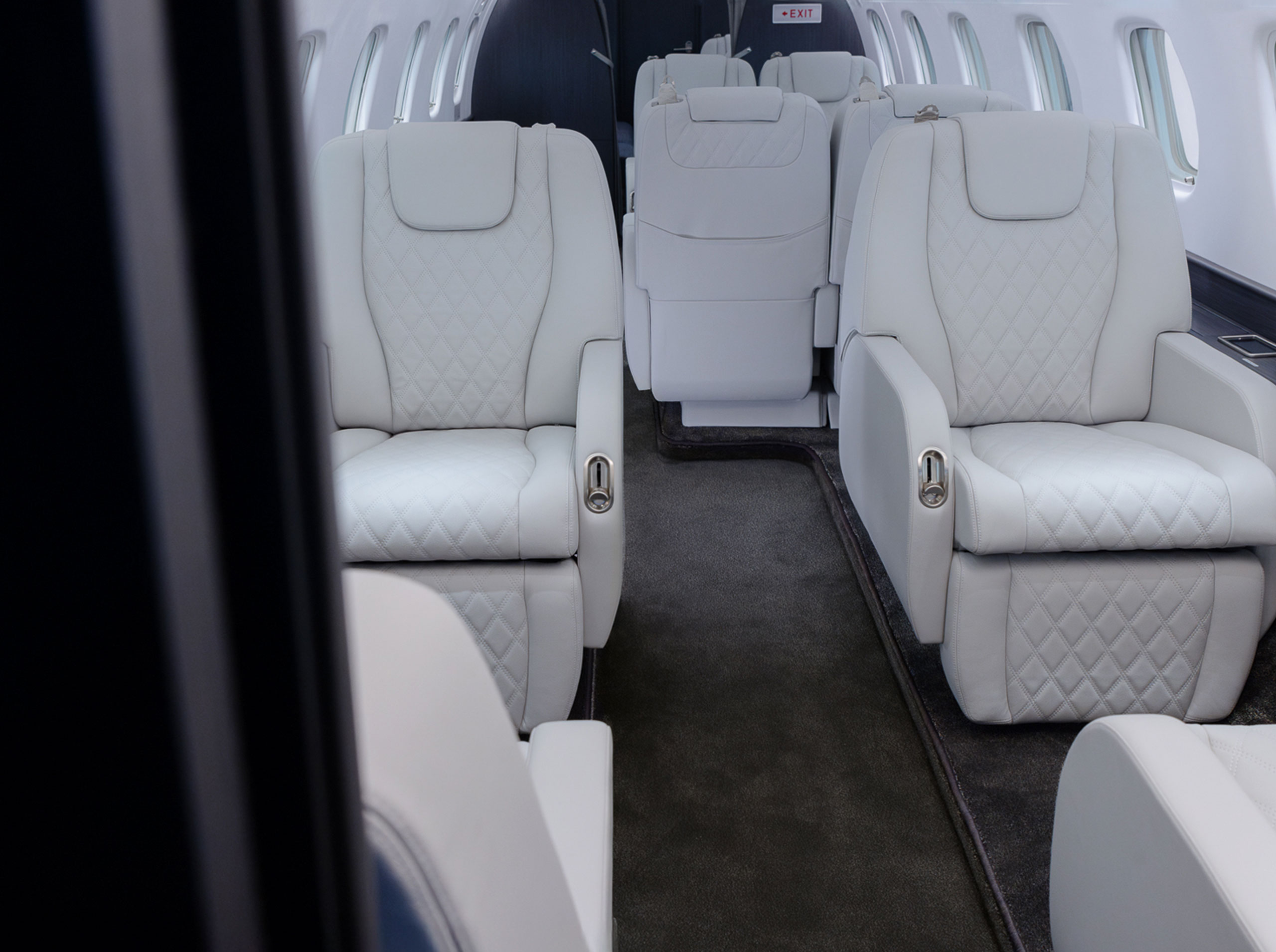 Sitzanordnung in der Kabine der Legacy 650 mit neu gestalteten Polstern und dunklem Teppichboden