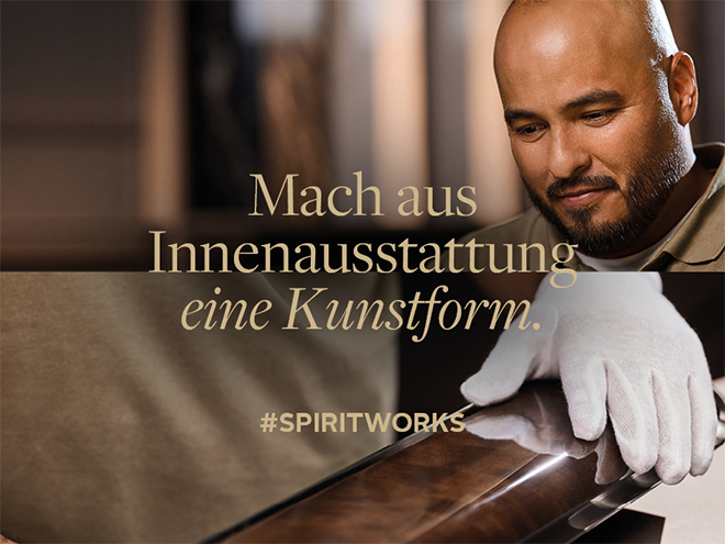 Mitarbeiter von F/LIST bearbeitet hochwertiges Holzfurnier in präziser Handarbeit und verleiht einer exklusiven Innenausstattung eine kunstvolle Oberfläche