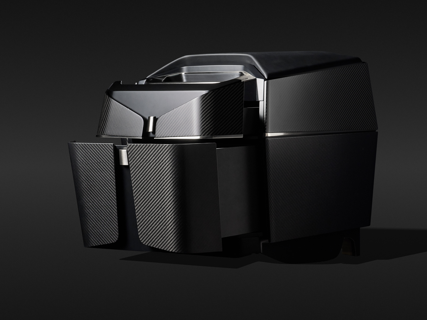 Maßgefertigtes Cabinet von F/LIST für den Airbus Corporate Helicopters ACH140 mit Carbonoberflächen, schwarzen Lackflächen und integrierten Staufächern für das Helikopterinterieur.